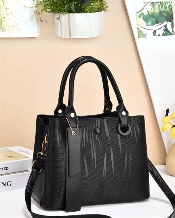 Bolso Estructurado con Textura Lineal en Relieve
